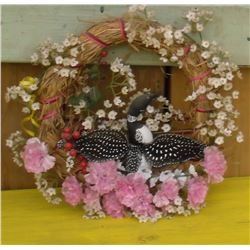An old Hand created wreath crafted loon 3D - huard en ronde-bosse sur couronne créée par une artiste