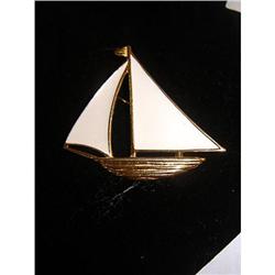 1950'S TRIFARI GOLD SAILBOAT BROOCH W/WHITE #1221380