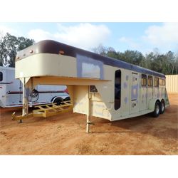 1990 CIRCLE W  Livestock Trailer