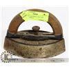Image 1 : ANTIQUE SAD IRON CAST AND WOOD HANDLE