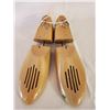 Image 1 : PAIR OF VINTAGE WOOD SHOE FORMS SIZE 8
