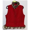 Image 1 : LIZ CLAIBORNE RED VEST WITH FAUX FUR