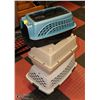 Image 1 : 3 SMALL ANIMAL CARRIERS