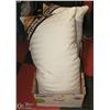 Image 1 : 2 HOTEL GRAND FEATHER & DOWN PILLOWS SZ: KING