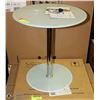 Image 1 : LOT OF 2 NEW SAFCO GLASS ACCENT TABLES, 1 BUILT &