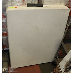 FOLDING TABLE