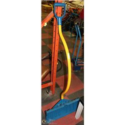 SNOW SHOVEL