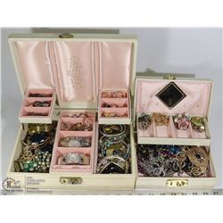 TWO MATCHING VINTAGE JEWELRY BOXES WITH RINGS,
