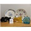 Image 1 : 2 Avon plates & 3 figurines