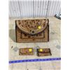 Image 1 : LEATHER TOOLED PURSE + 2 KEY CHAINS