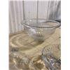 Image 8 : 3 CLEAR GLASS BOWLS + CLEAR GLASS TRAY/SERVING DISH + 2 GLASS PICTURES