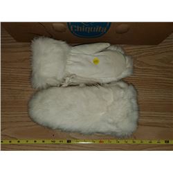 PAIR OF WHITE WINTER GLOVES (SIZE MEDIUM)