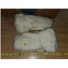 Image 2 : PAIR OF WHITE WINTER GLOVES (SIZE MEDIUM)