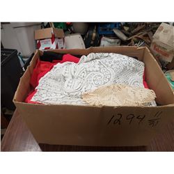 Lot Doilies & Linens