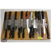 Image 1 : 19 ASSORTED KITCHEN KNIVES AND 24" X 16" BOARD