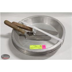 GROUP OF TWELVE 10" PIE PLATES & 2 LIFTERS
