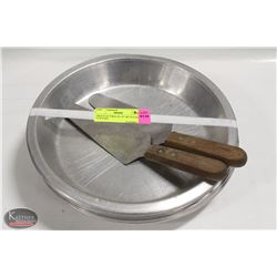 GROUP OF TWELVE 10" PIE PLATES & 2 LIFTERS