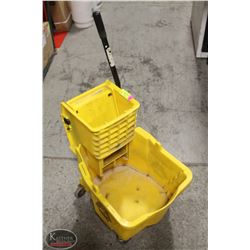 RUBBERMAID COMMERCIAL MOP BUCKET W/ WRINGER