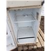 Image 2 : Fridge 5' X 2'