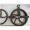 Image 3 : Lot of 2 Cast Iron Well Pulleys