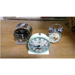 3 SMALL WORKING CLOCKS (ROBIN PULLING WORM, CHICKEN WITH BOBBING HEAD, SILVER ONE)