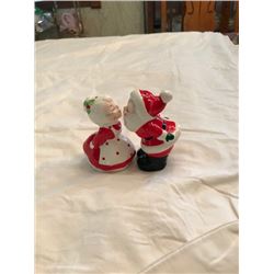 KISSING SANTA AND MRS. SANTA SALT AND PEPPER SHAKERS