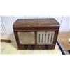 Image 1 : BIG OLD LIGHT COLOURED WOODEN RADIO WITH 1 KNOB MISSING NOT WORKING