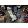 Image 2 : 2 FOLDING PATIO LOUNGERS