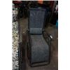 Image 4 : 2 FOLDING PATIO LOUNGERS