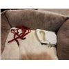 Image 2 : PET BED AND LEASHES