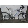 Image 1 : WHITE AND BLUE CCM BIKE