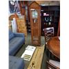 Image 3 : HOWARD MILLER ASHLEY GRANDFATHER CLOCK MODEL 610-519 - COMPLETE AND WORKING WITH PENDULUM AND WEIGHT