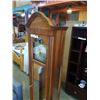 Image 5 : HOWARD MILLER ASHLEY GRANDFATHER CLOCK MODEL 610-519 - COMPLETE AND WORKING WITH PENDULUM AND WEIGHT