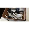 Image 3 : CUISINART SMART STICK BLENDER, CHOPPER, WHISK AND PORCELAIN PLATES