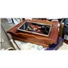 Image 3 : 2 serving trays, suitcase and tray of linens