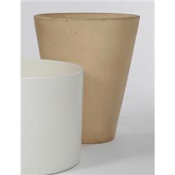 La Gardo Tackett Bisque unglazed plante