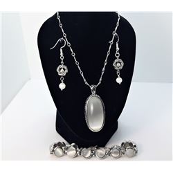 15)  SUITE OF SILVER TONE AND WHITE CAT'S