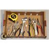 Image 1 : FLAT OF ASSORTED HAND TOOLS AND TAPE MEASURE