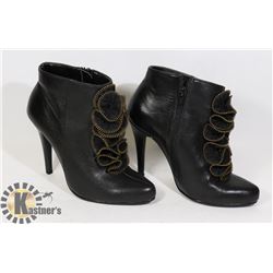 PAIR OF BLACK LEATHER ANKLE BOOTS - LADIES