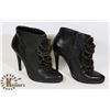 Image 1 : PAIR OF BLACK LEATHER ANKLE BOOTS - LADIES
