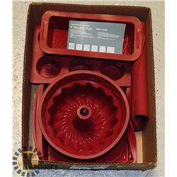 BOX WITH 5-PC PROFESSIONAL BAKEWARE