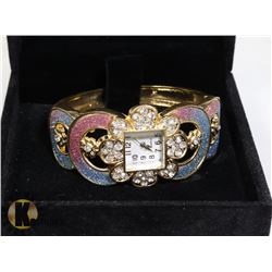 WOMENS WATCH IN DISPLAY BOX
