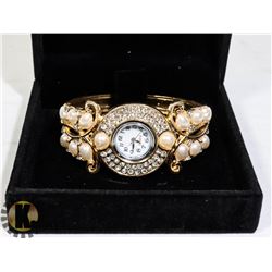 WOMENS WATCH IN DISPLAY BOX
