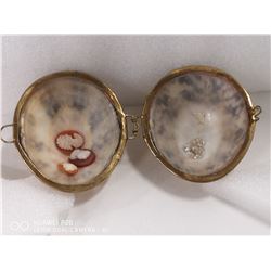 SHELL CLASPING CASE WITH VARIOUS LOOSE DIAMONDS