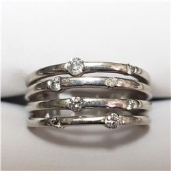 5) 10KT WHITE GOLD DIAMOND RING. SIZE 6.5