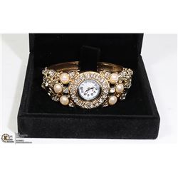 RHINESTONE & PEARL DESIGN QUARTZ FASHION WATCH