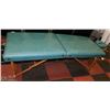 Image 1 : FOLD-OPEN PADDED MASSAGE TABLE WITH