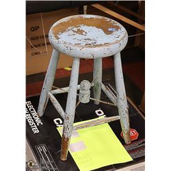VINTAGE STOOL.