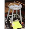 Image 1 : VINTAGE STOOL.