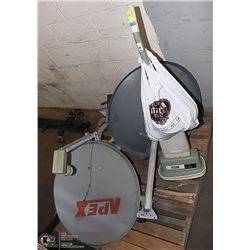 PALLET WITH SATTELITE DISHES AND FLOOR CLEANER
